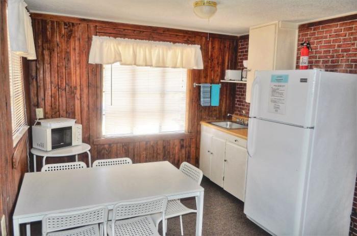 Image of the kitchenette in lake cabin 33