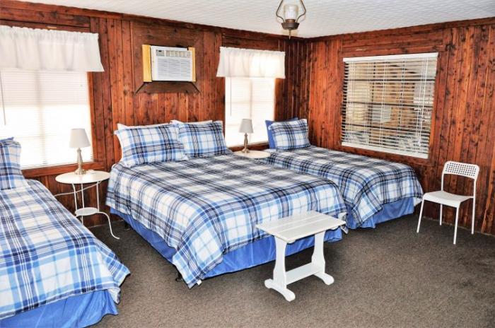 Cabin 35 Interior (1 Queen Bed, 2 Single Beds)